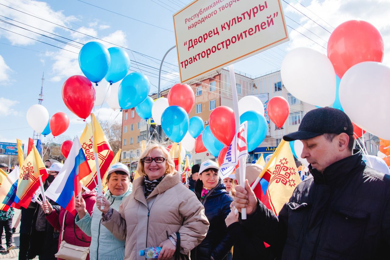 ДОМ ДРУЖБЫ НАРОДОВ Первомайское шествие мира и труда объединило людей  разных национальностей